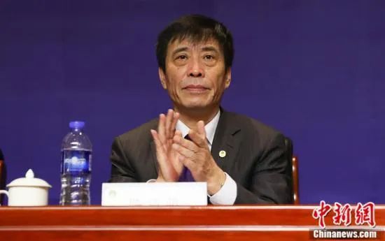 定档海报中，两辆交错驶过的火车，分隔开任敏和辛云来这对依依不舍的恋人